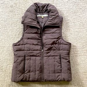 Women’s sporty brown puffer vest size L